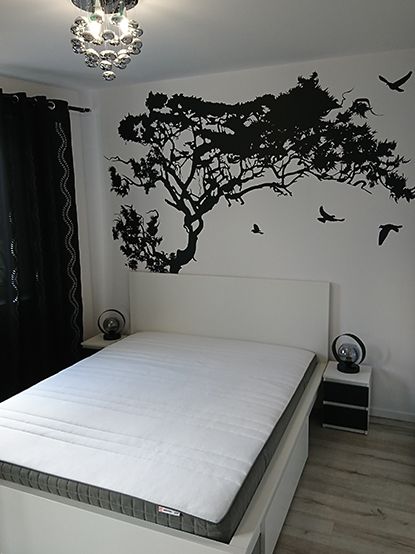 wyremontowana sypialnia z tapetą w krakowie