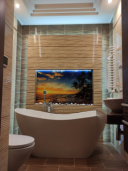 Wyremontowana nowa beżowa łazienka z tapetą w hawajskim klimacie